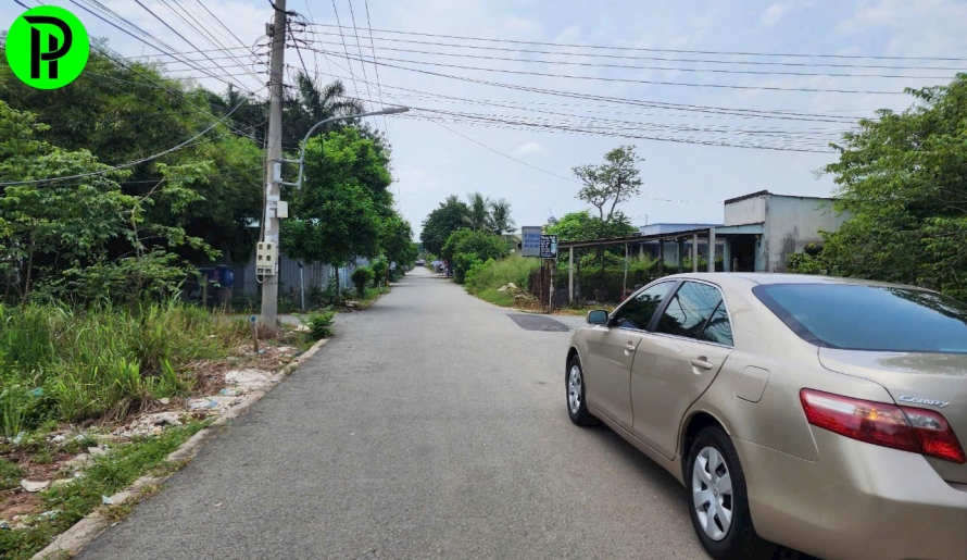 Chủ cần bán gấp lô đất Phú An 1 sẹc DT744, đường nhựa thông ra DT748. Cách chốt đèn xanh đỏ Bác sĩ Trung có xíu àk. Nhà dân đông, bán kính 1km có nhiều công ty xí nghiệp. 