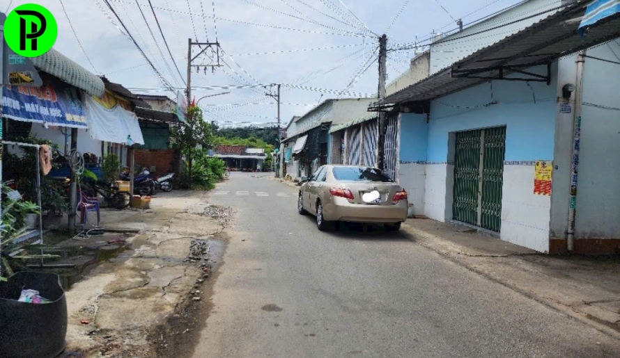 Chủ cần bán gấp lô đất Phú An 1 sẹc DT744, đường nhựa thông ra DT748. Cách chốt đèn xanh đỏ Bác sĩ Trung có xíu àk. Nhà dân đông, bán kính 1km có nhiều công ty xí nghiệp. 
