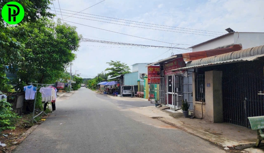 Chủ cần bán gấp lô đất Phú An 1 sẹc DT744, đường nhựa thông ra DT748. Cách chốt đèn xanh đỏ Bác sĩ Trung có xíu àk. Nhà dân đông, bán kính 1km có nhiều công ty xí nghiệp. 