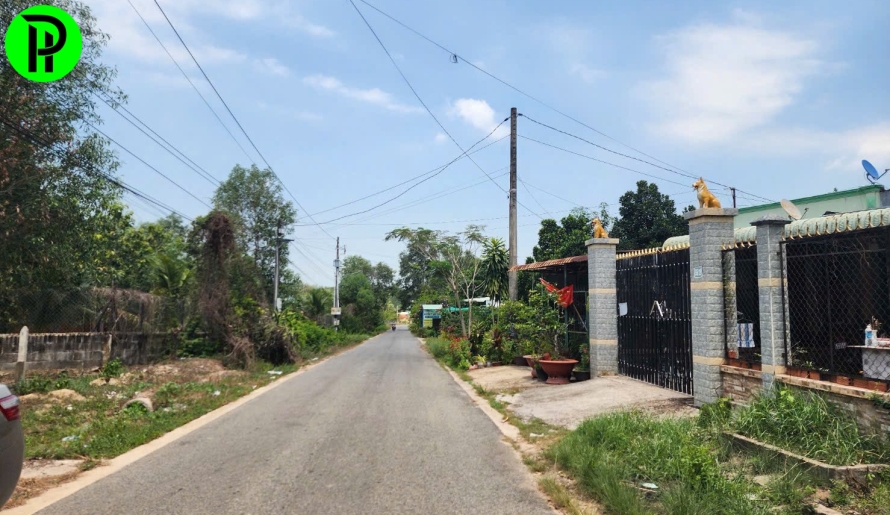 Sát bên trung tâm hành chính xã Dầu Tiếng, Tphcm
